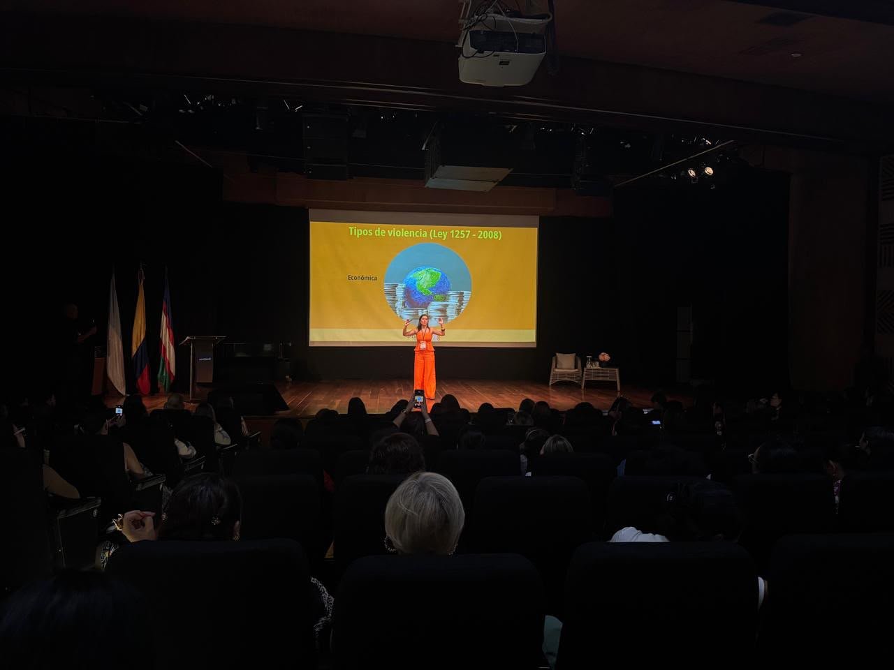 María Fernanda Gálvez facilitando proceso sobre tipos de violencia